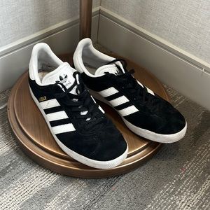 Adidas Gazelles. Black w/whit stripes
